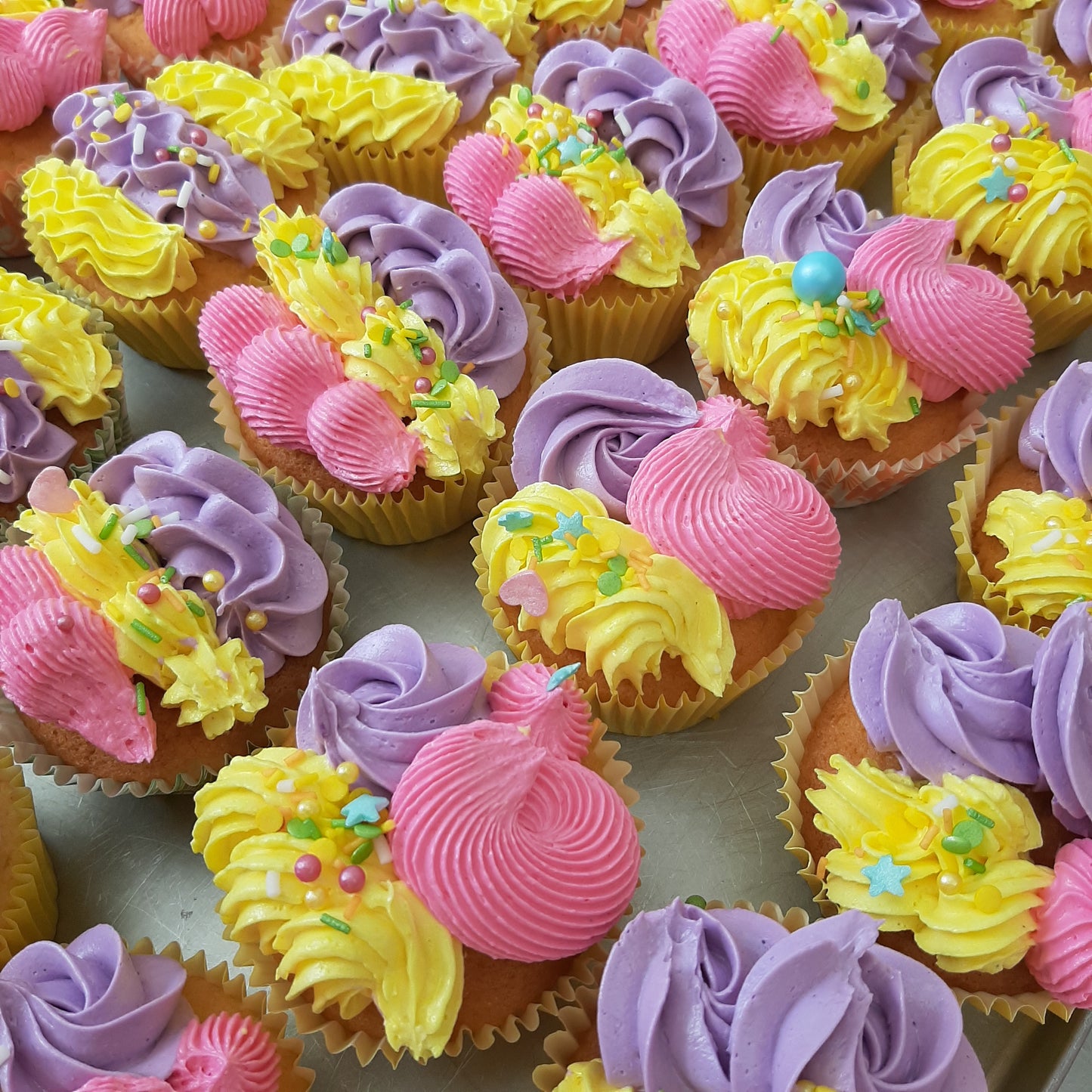 Cupcake met 3 kleuren toefjes